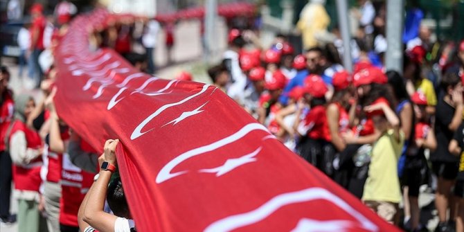 Büyük Zafer'in kazanıldığı topraklarda 3 bin 743 metrelik Türk bayrağı açıldı