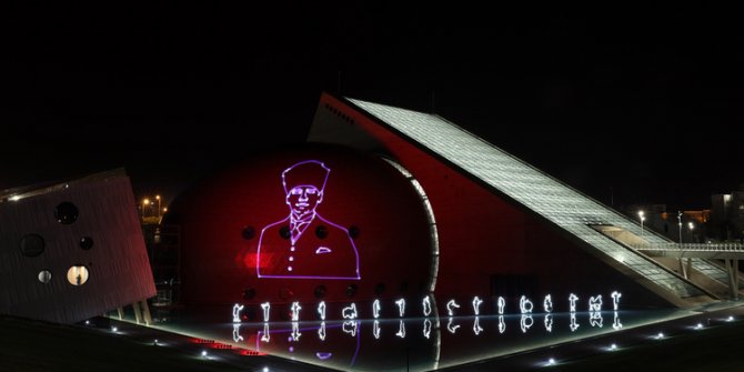 Ankara'da CSO binasına 30 Ağustos görselleri yansıtıldı