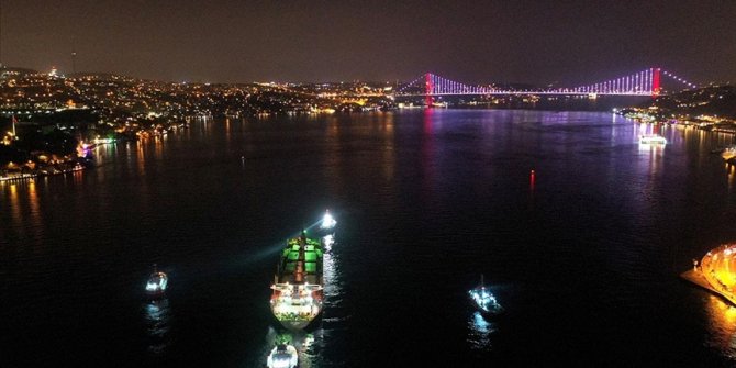 İstanbul Boğazı'nda karaya oturan gemi kurtarıldı