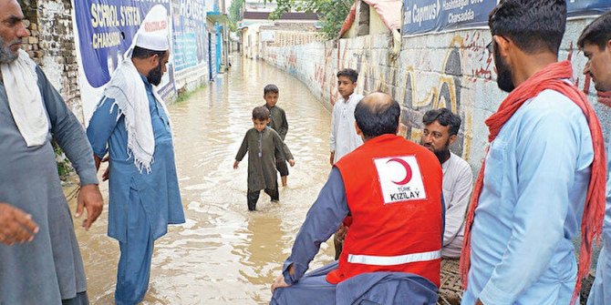Türkiye'den Pakistan'a 2 tren 9 uçaklık insani yardım