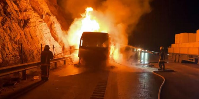 Otoyolda 8 ton kömür yüklü TIR yandı