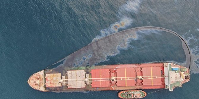 Cebelitarık Boğazı'nda korkulan oldu: Gövdesi yarılan yük gemisinden yakıt dökülmeye başladı