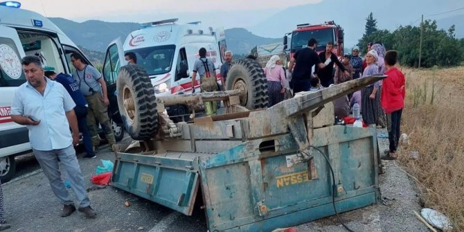 Tarım işçilerini taşıyan traktöre kamyonu ile çarpıp kaçtı: 1 ölü 13 yaralı