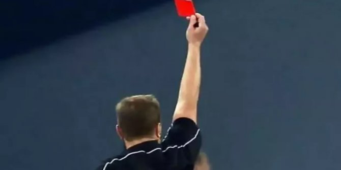 Kırmızı kart gösteren hakemi uçurumdan attılar!