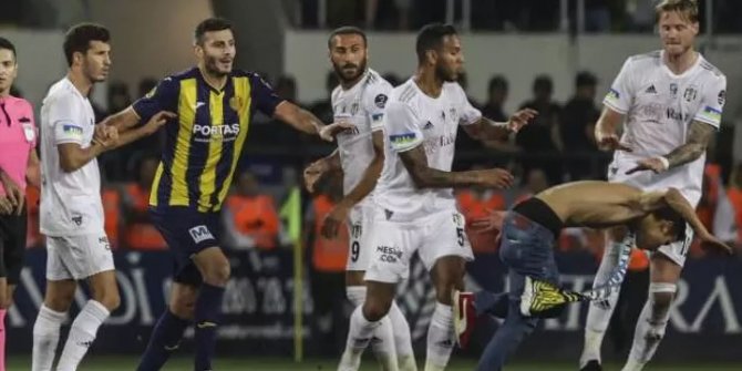 Ankaragücü taraftarı Salih'e saldırdı! Josef kırmızı kart gördü