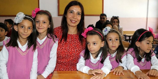 Ağrı'da beşiz kız kardeşler okula başladı