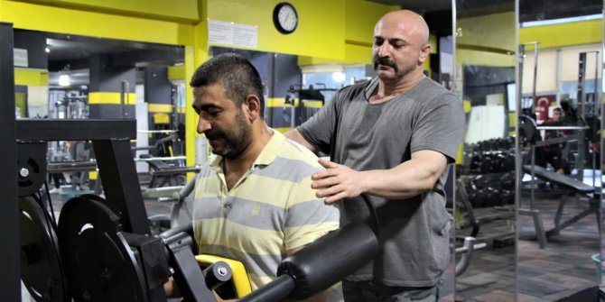 Yetiştirdiği iki öğrencisi şehit düşmüştü: Spor salonuna astığı afiş duygulandırdı