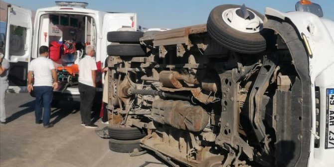 Muş'ta işçileri taşıyan minibüsün devrildiği kazada 13 kişi yaralandı