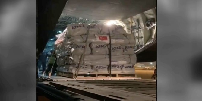 Türkiye'den insani yardım taşıyan 12'nci uçak Pakistan'a ulaştı