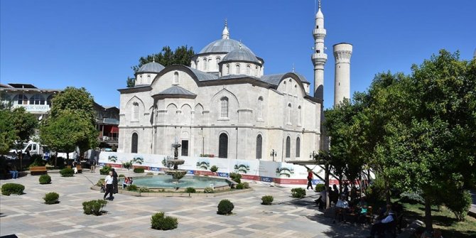 Depremde hasar gören asırlık cami eski görüntüsüne kavuştu