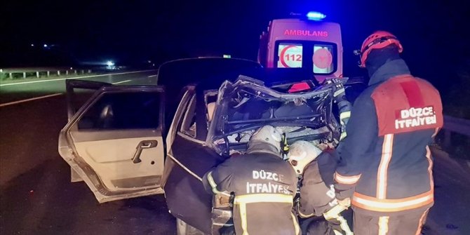 Anadolu Otoyolu'nda minibüs ile otomobilin çarpıştığı kazada 2 kişi yaralandı