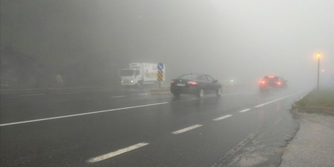 Bolu Dağı'nda sis ve sağanak nedeniyle görüş mesafesi azaldı