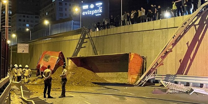 Kadıköy'de seyir halindeki kamyonun çevre yoluna düşmesi sonucu sürücü yaralandı