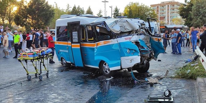 İzmir'de midibüs ile dolmuşun çarpışması sonucu 2 kişi öldü, 4 kişi yaralandı