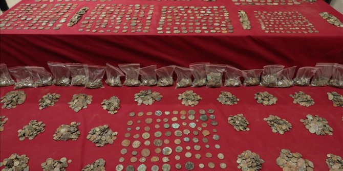 İzmir'de yurt dışına kaçırılmaya çalışan 8 bin 194 sikke ele geçirildi