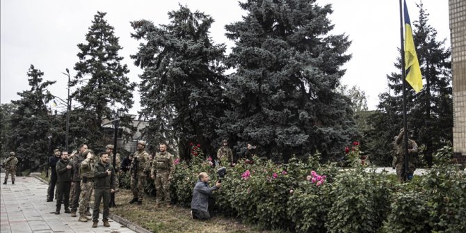 Zelenskiy Rus güçlerinden geri alınan İzyum şehrini ziyaret etti