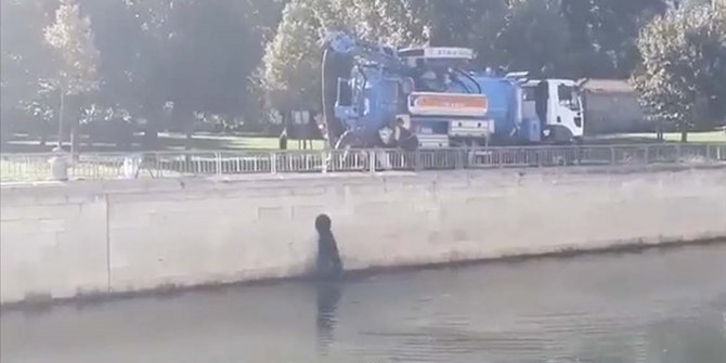 İBB aracının siyah atık suyu Kağıthane Deresi'ne boşaltmasına tepki