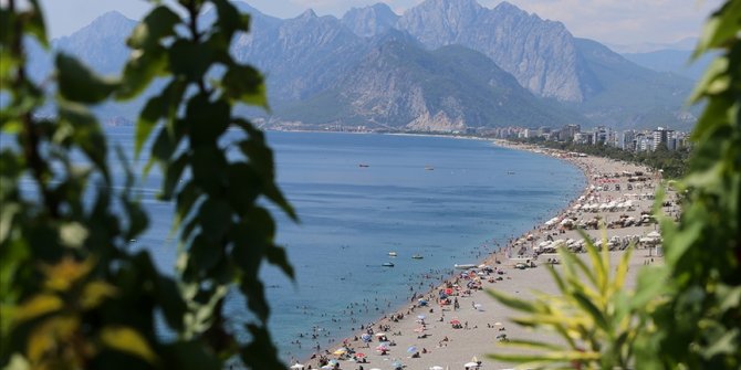 Antalya'ya hava yoluyla gelen yabancı turist sayısı 10 milyonu aştı