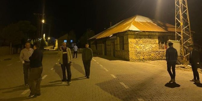 Bingöl'de deprem anı güvenlik kamerasına yansıdı