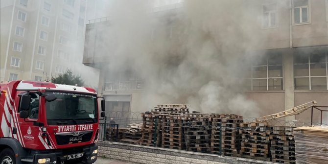 Beylikdüzü'nde depoda çıkan yangına müdahale ediliyor