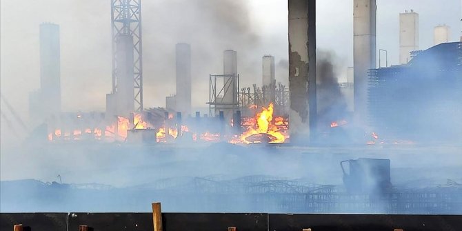 Kocaeli'de fabrika inşaatında çıkan yangın söndürüldü