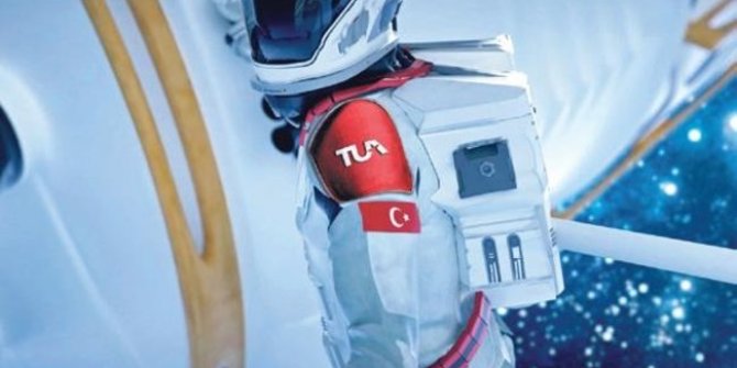 Bakan Varank duyurdu: Türk uzay yolcusu için imzalar atıldı