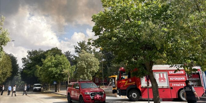 Atatürk Üniversitesinin yemekhanesinde çıkan yangına müdahale ediliyor