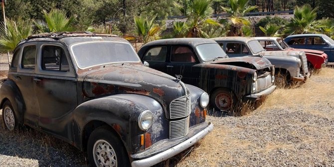 Tamiri aylar sürüyor: ​Hurdadan aldığı klasik otomobilleri ilk günkü ihtişamına kavuşturuyor