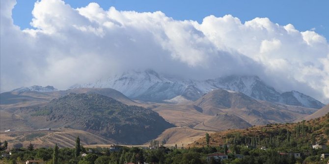 Erciyes Dağı'na mevsimin ilk karı yağdı