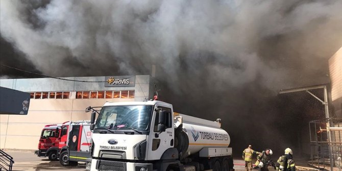 İzmir'de yatak fabrikasında başlayan yangın 2 işletmeye sıçradı