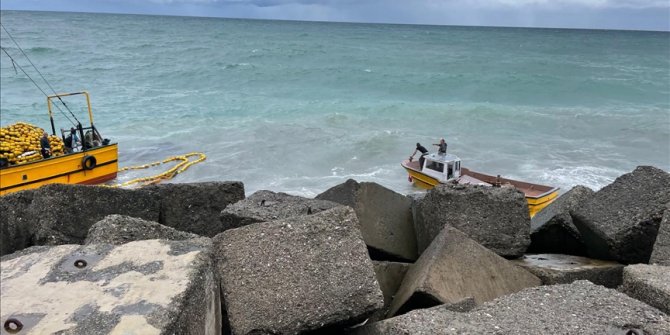Kayalıklara oturan tekneden denize atlayan balıkçıların zor anları görüntülendi