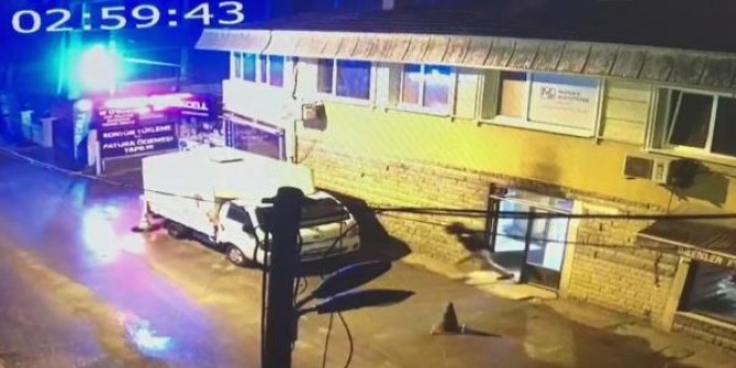 Bakırköy'de eski komşusunu satırla öldürdü