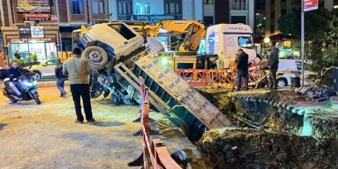 Üsküdar'da İSKİ çalışmasında kamyonet çukura düştü