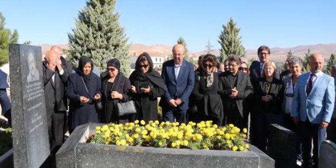 'Bozkırın Tezenesi' mezarı başında anıldı