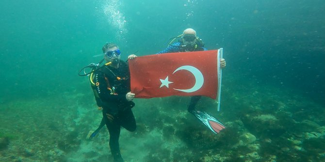 Preveze Deniz Zaferi'ni su altında Türk bayrağı açarak kutladılar