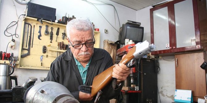 Adanalı usta 62 yıldır bozulan silahları tamir ediyor