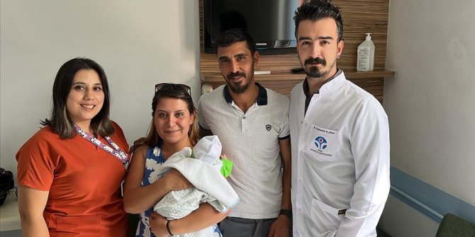 Isparta'da 830 gram doğan bebeklerini 91 gün sonra kucaklarına aldılar