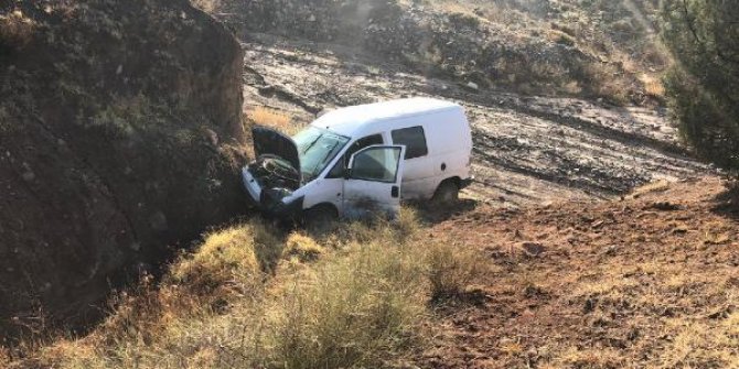 Ankara'da kamyonet, dere yatağına uçtu