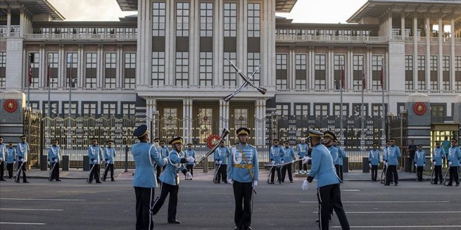 Cumhurbaşkanlığı Muhafız Alayı Tüfekli Gösteri Bölüğü nöbet değişimi gösterisi gerçekleştirildi