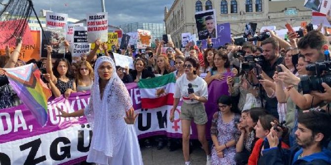 Kadıköy'de Mahsa Amini eylemi