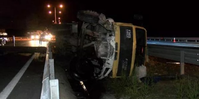 Otoyolda bariyerlere giren kamyon devrildi