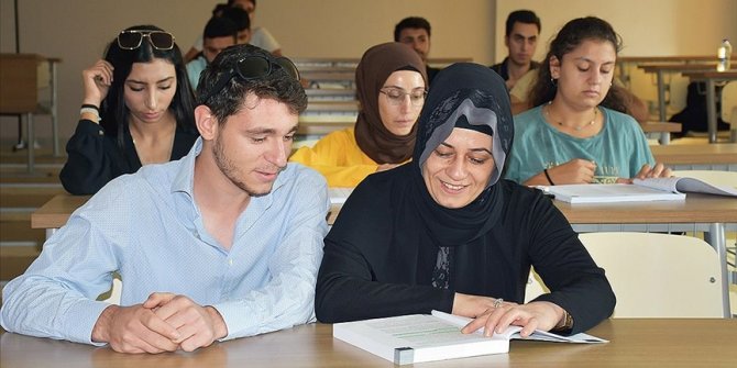 Şanlıurfalı anne ve oğlu üniversitede aynı sırayı paylaşmanın mutluluğunu yaşıyor