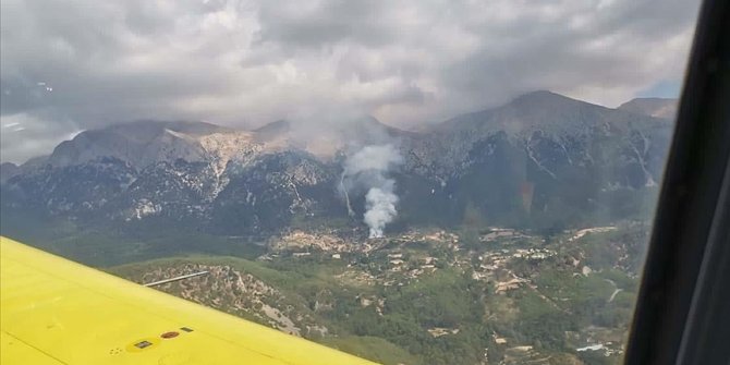 Muğla'da çıkan orman yangınına havadan ve karadan müdahale ediliyor