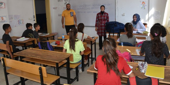 Geri dönüşümden sağlanan gelirle öğrencilerin eğitimine destek oluyorlar