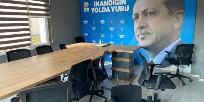 Torbalı'da AK Parti irtibat bürosuna sopalı saldırı