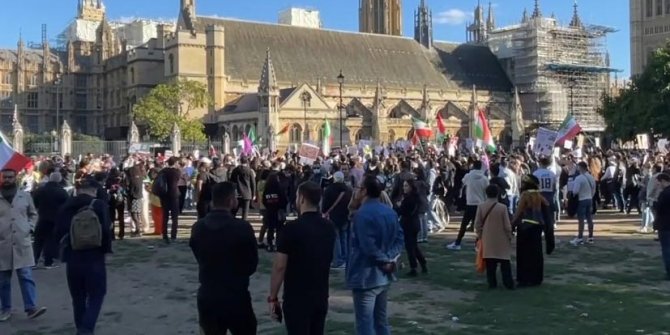 Londra’da Mahsa Amini için protesto
