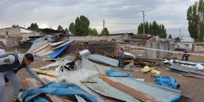 Erzurum'da hortum çatıları uçurdu