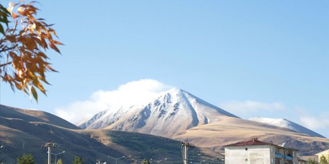 Erzurum'daki Palandöken Dağı'nın zirvesi, kar yağışıyla beyaza büründü