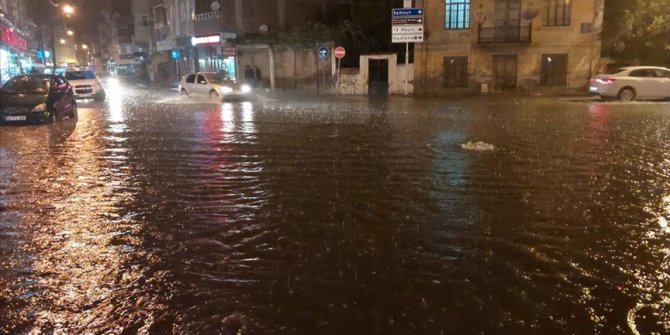 Samsun'un Bafra ilçesinde sağanak hayatı olumsuz etkiledi