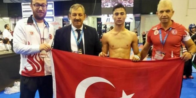 Genç kick boksçu Çetin Karapınar Dünya Şampiyonu